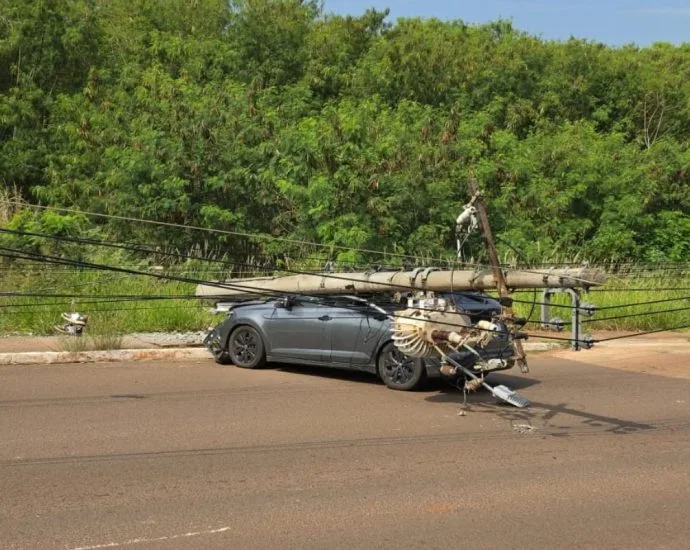 Acidente em Campo Grande: motorista abandona carro após derrubar poste