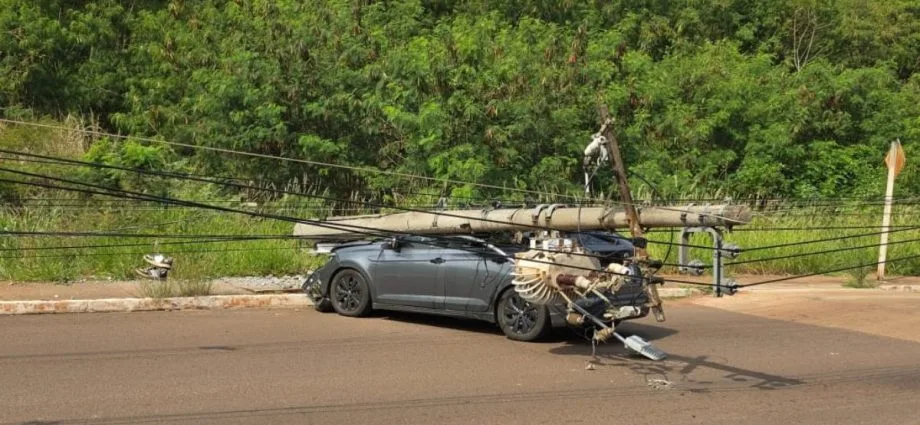 Acidente em Campo Grande: motorista abandona carro após derrubar poste