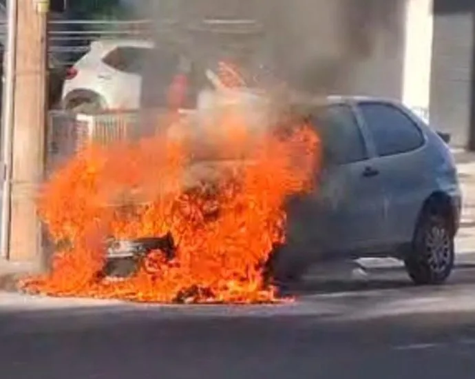 Incêndio Consome Carro na Avenida Afonso Pena em Campo Grande