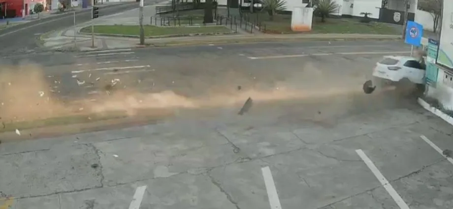 Acidente em Campo Grande: Carro avança sinal e derruba muro após colisão