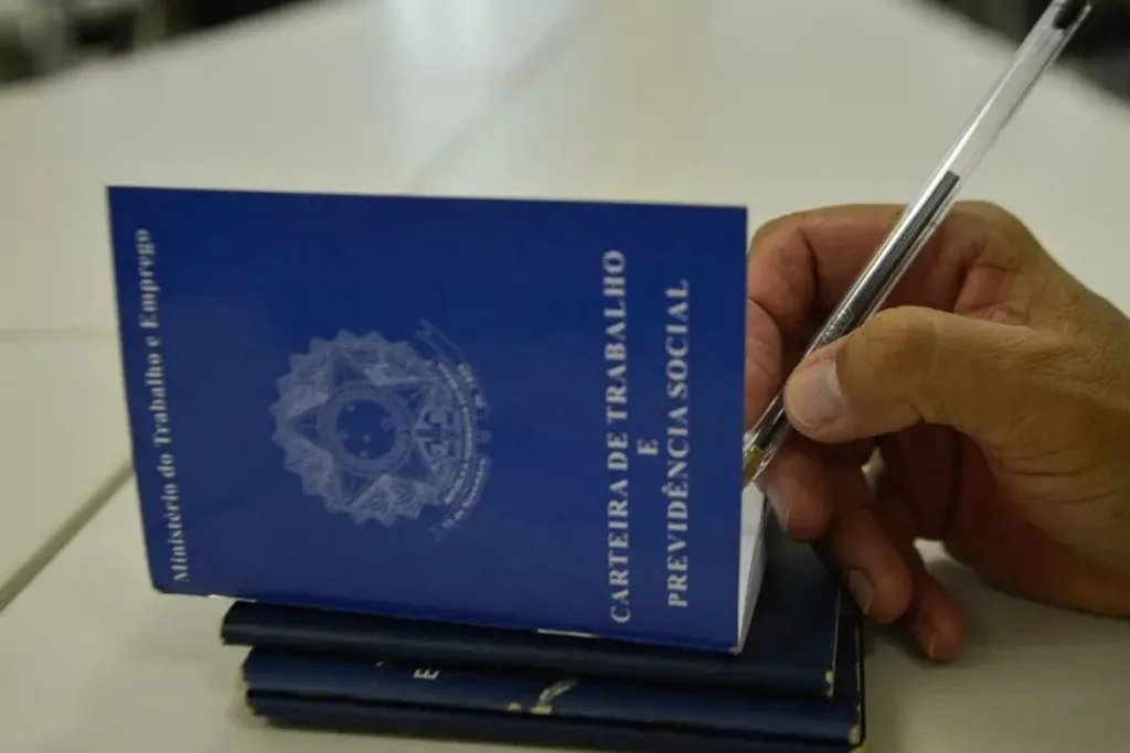 Carteira de trabalho. (Foto: Marcello Casal Jr/Agência Brasil) - vagas de emprego
