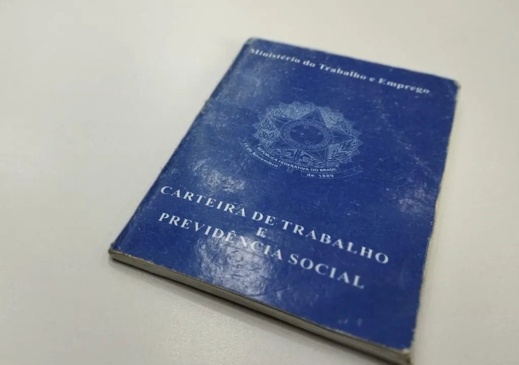 Carteira de Trabalho; quase 3 mil vagas de emprego estão disponíveis em Mato Grosso do Sul (Foto: Liniker Ribeiro)