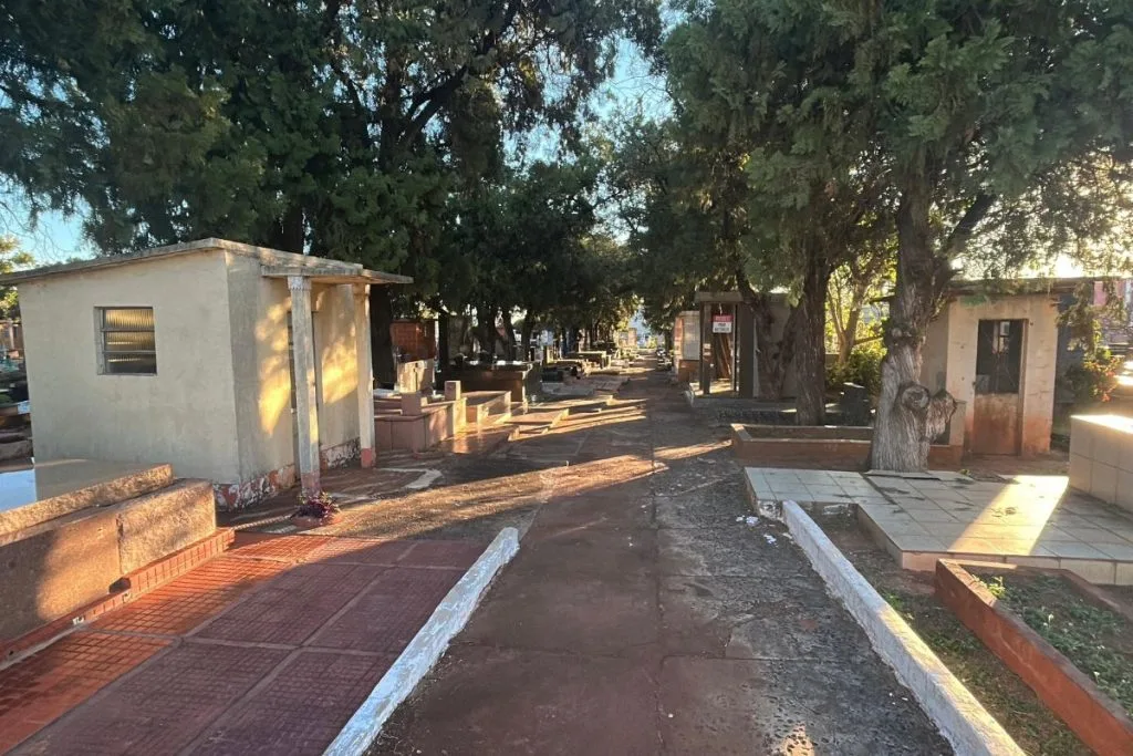 "Rua" central do cemitério Santo Antônio, onde estão enterradas personalidades da cidade (Foto: Antonio Bispo)