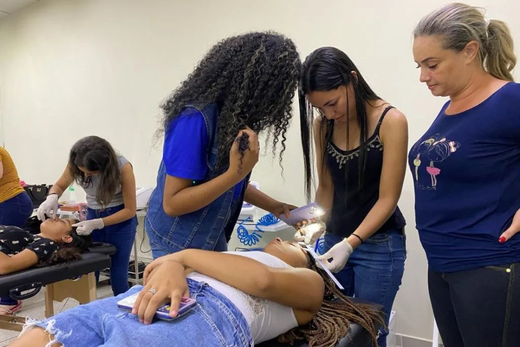 Jovens realizando o curso gratuito de Design em Sobrancelhas
