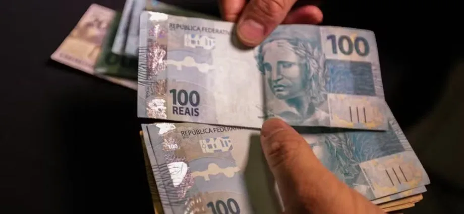 Governo aumenta projeção do salário mínimo para R$ 1.741 em 2027