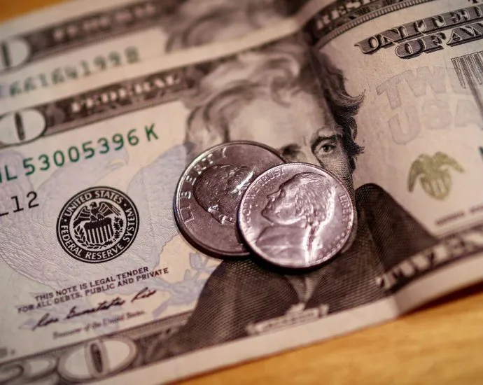 Dólar fecha a R$ 5,17 após anúncio de recompra de títulos pelo Tesouro dos EUA