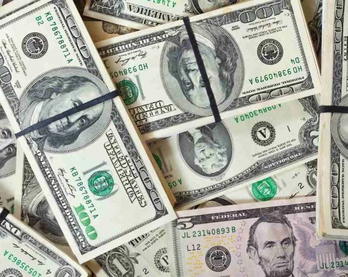 Dólar avança pela quarta vez consecutiva em meio a incertezas eleitorais