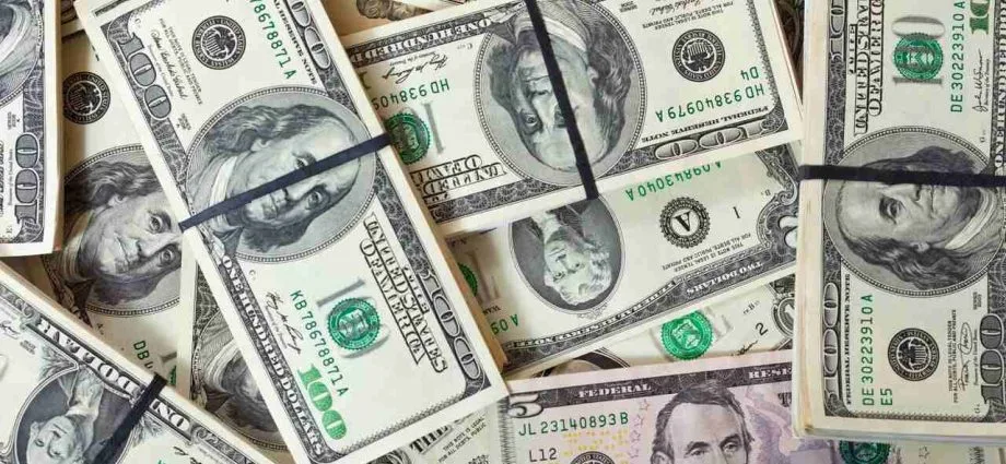 Dólar avança pela quarta vez consecutiva em meio a incertezas eleitorais
