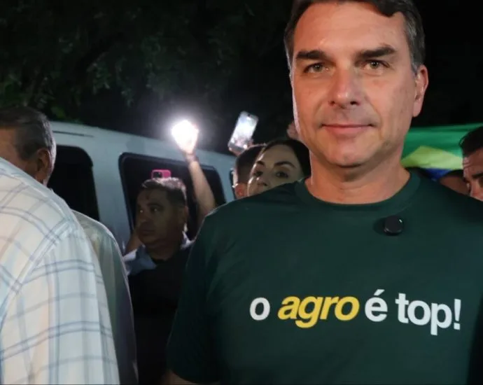 Flávio Bolsonaro critica Lula sobre tarifas de reciprocidade contra os EUA