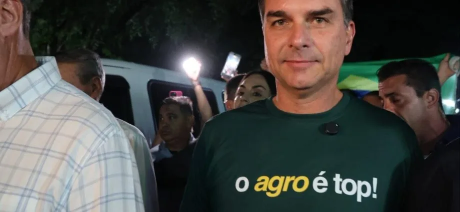 Flávio Bolsonaro critica Lula sobre tarifas de reciprocidade contra os EUA