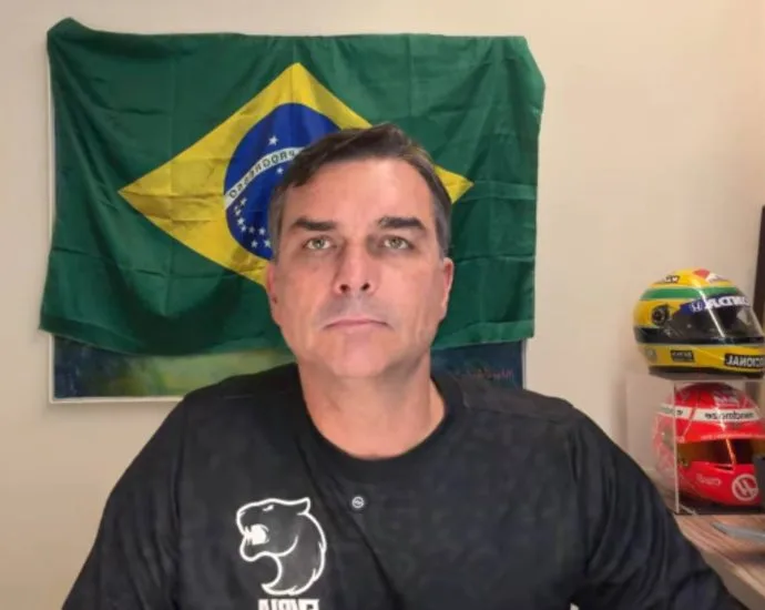 Flávio Bolsonaro afirma que tentaram filiá-lo ao PT e TSE já corrigiu