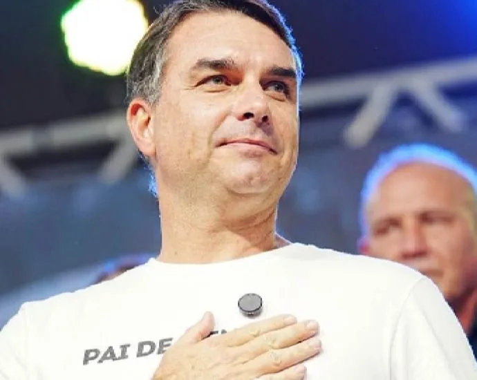Flávio Bolsonaro propõe revogação de imposto sobre exportação de petróleo
