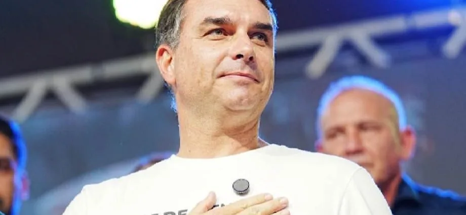 Flávio Bolsonaro propõe revogação de imposto sobre exportação de petróleo