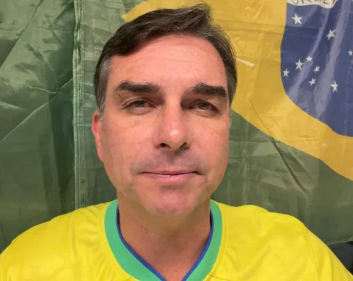 Flávio Bolsonaro revela ter recebido mais de 1,8 mil ameaças de morte