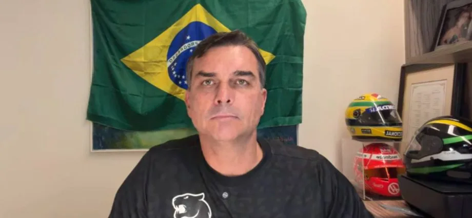 Suspeito de ameaçar Flávio Bolsonaro é levado para depor em Juiz de Fora