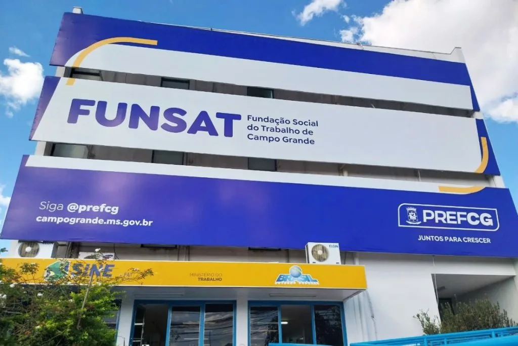A foto de capa é da fachada da Funsat nas cores azul, branco e amarelo.