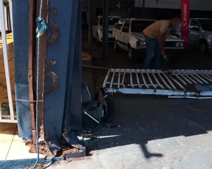 Carro roubado colide em muro de garagem em Campo Grande
