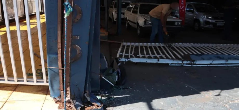 Carro roubado colide em muro de garagem em Campo Grande