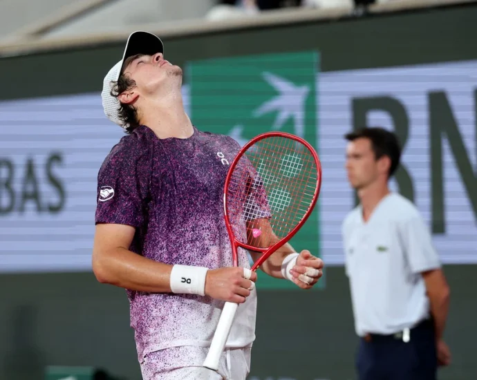 João Fonseca avança no Masters de Montreal ao vencer Tsitsipas