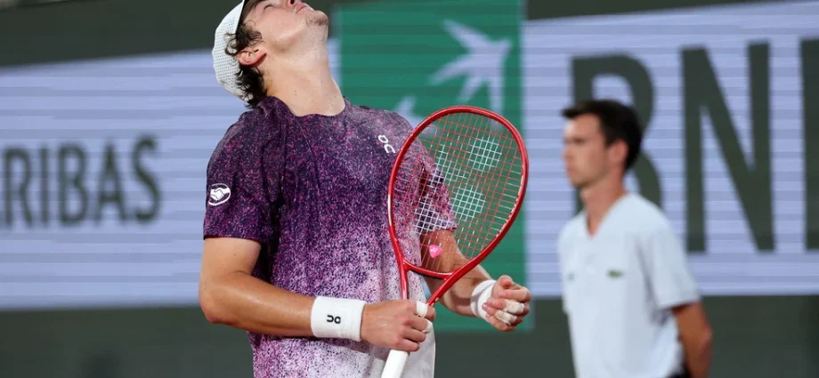 João Fonseca avança no Masters de Montreal ao vencer Tsitsipas