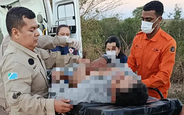 Caminhonete capota em Corumbá e deixa dois feridos