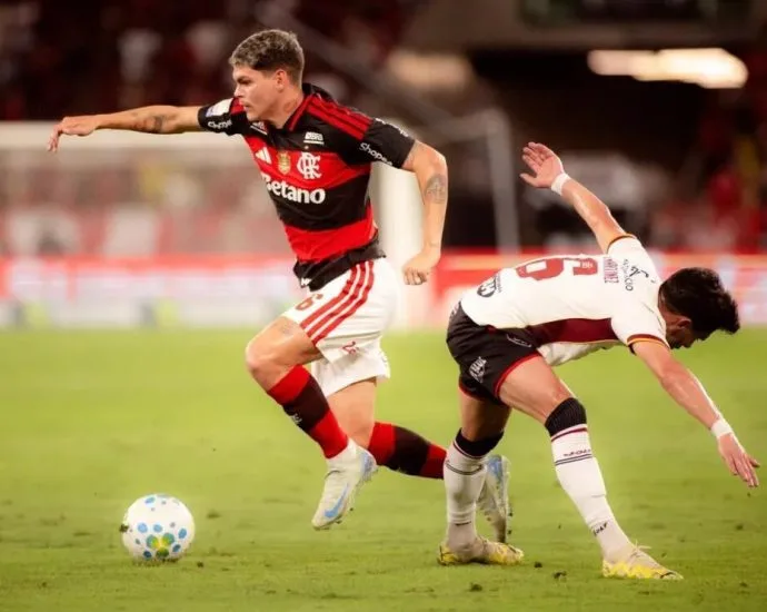 Flamengo vence o Vitória e se aproxima do Palmeiras no Campeonato Brasileiro