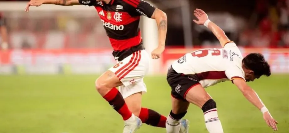 Flamengo vence o Vitória e se aproxima do Palmeiras no Campeonato Brasileiro