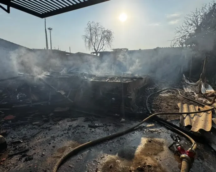 Incêndio destrói casa de madeira em Campo Grande