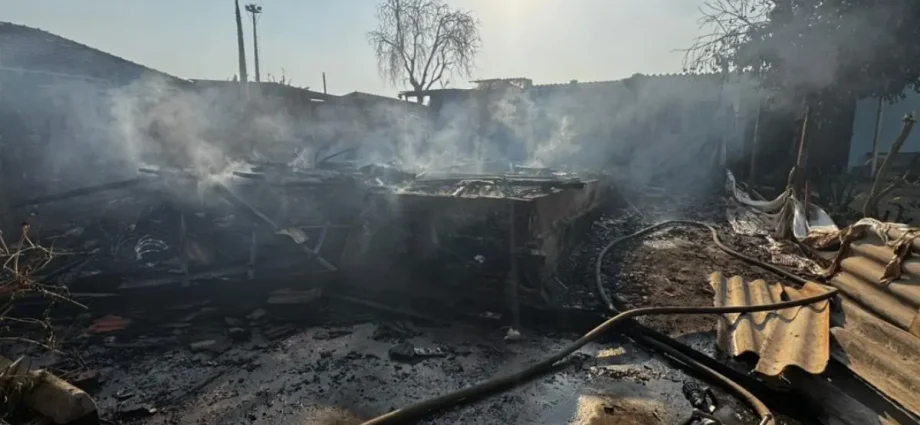 Incêndio destrói casa de madeira em Campo Grande