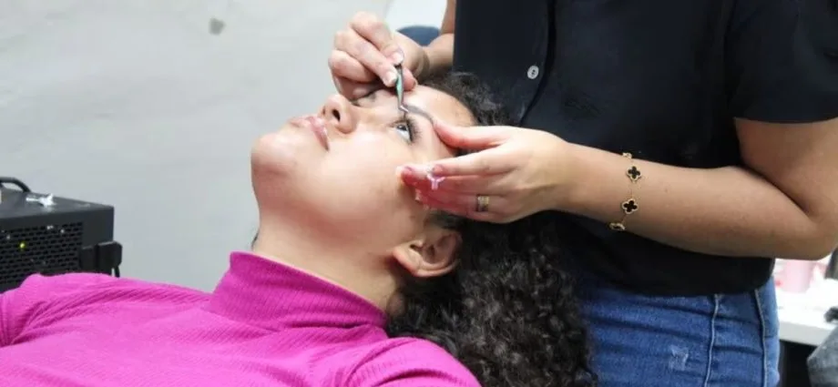Inscrições abertas para curso gratuito de extensão de cílios em Campo Grande