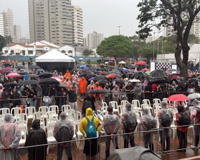 Fiéis participam da Marcha Para Jesus 2026 em Campo Grande mesmo com chuva