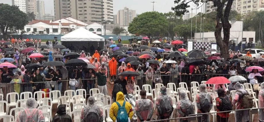 Fiéis participam da Marcha Para Jesus 2026 em Campo Grande mesmo com chuva