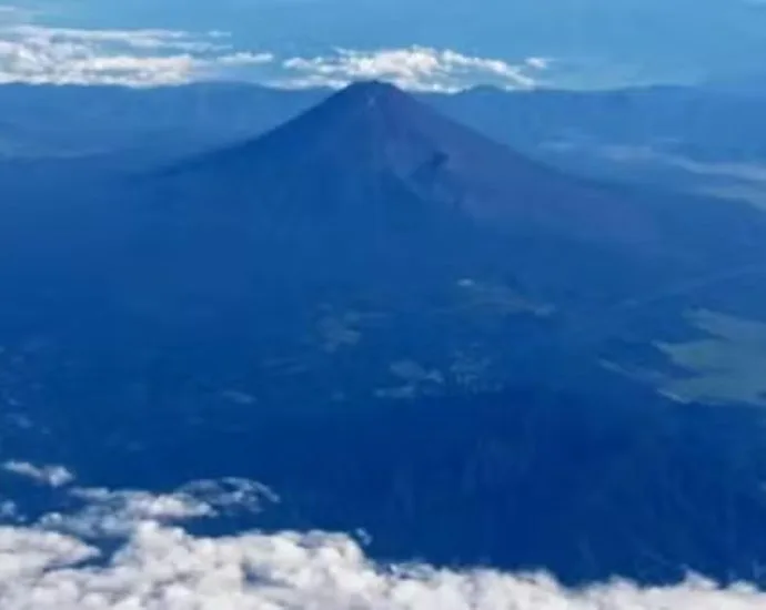 Pai deixa filho de 7 anos sozinho no Monte Fuji