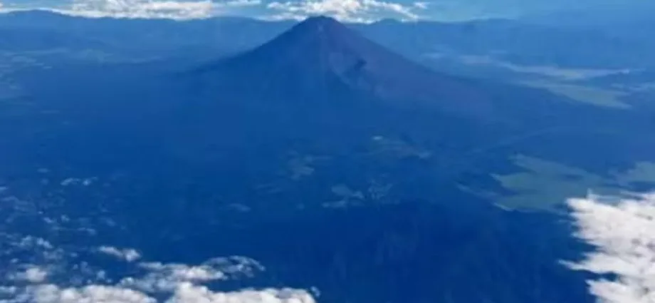Pai deixa filho de 7 anos sozinho no Monte Fuji