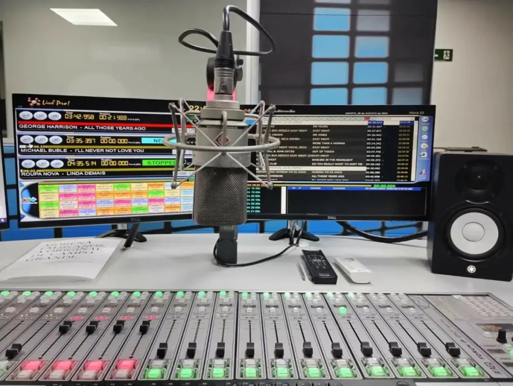 Equipamentos da Morena FM (Foto: Wal Barbosa)