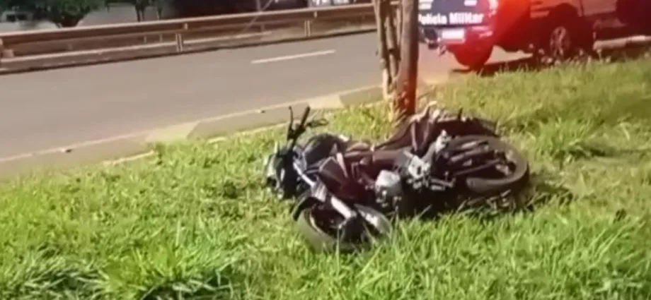 Motociclista sofre ferimentos graves em acidente na Avenida Duque de Caxias, em Campo Grande