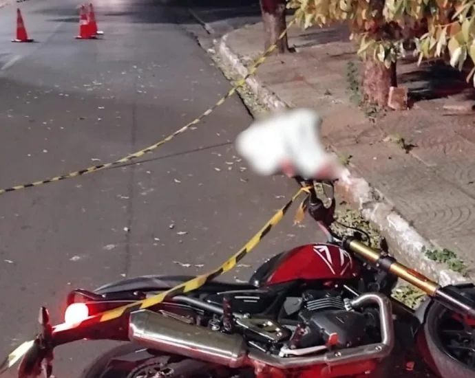 Motociclista morre em acidente após colidir com árvore em Campo Grande