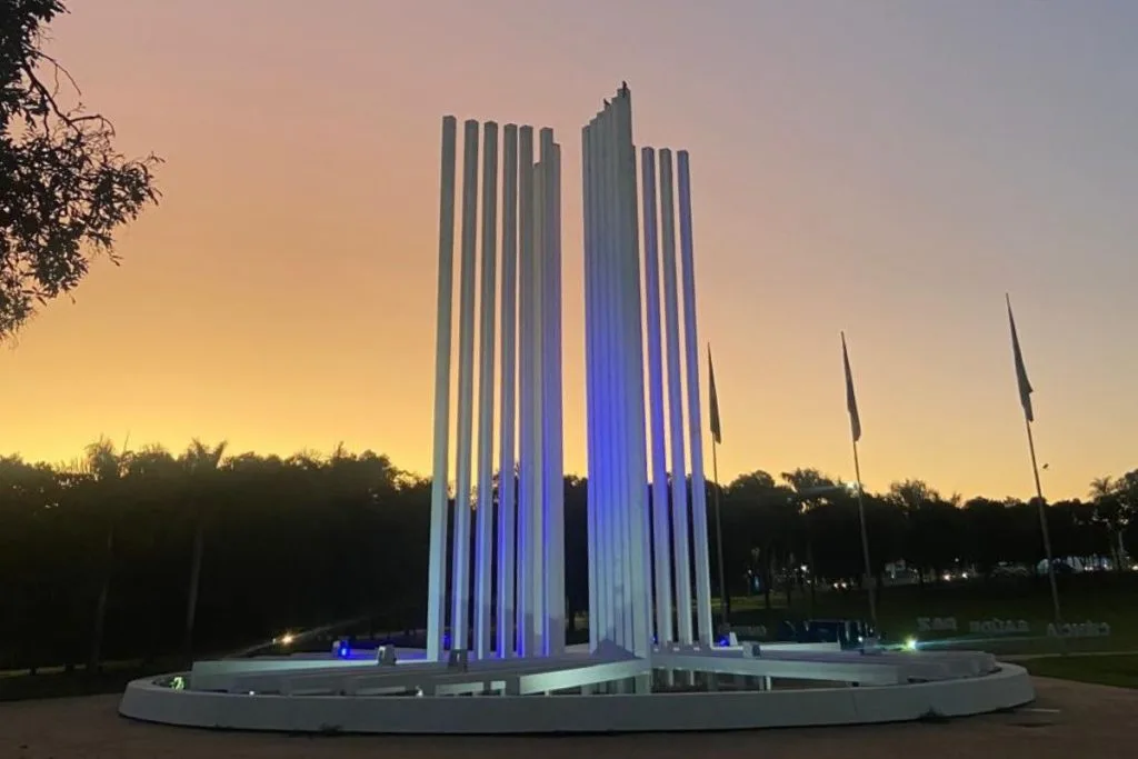 Monumento da UFMS conhecido como "paliteiro". (Foto: Mileny Barros)