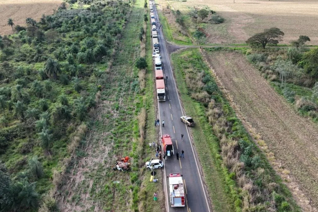 Trânsito ficou parada durante a operação de resgate das vítimas. (Foto: CBMMS)