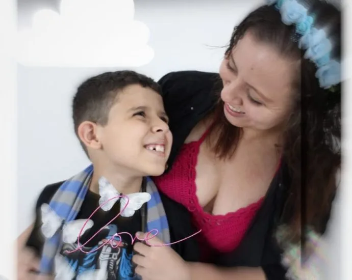 Lançamento de livro infantil em Campo Grande aborda a rotina do filho autista