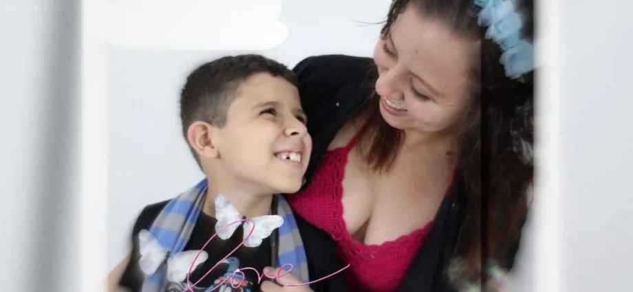 Lançamento de livro infantil em Campo Grande aborda a rotina do filho autista