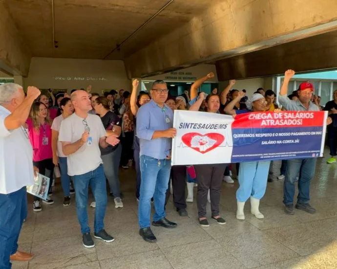 Funcionários da Santa Casa protestam por salários atrasados em Campo Grande