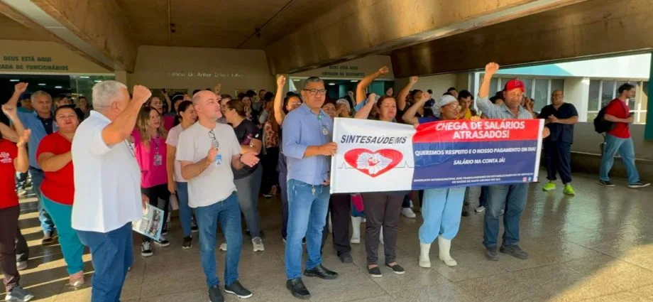 Funcionários da Santa Casa protestam por salários atrasados em Campo Grande