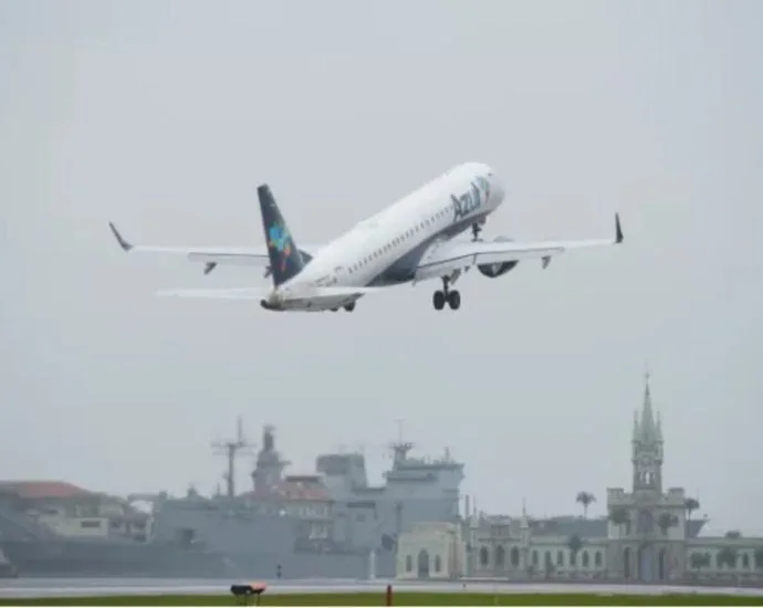 Avião sai da pista no Aeroporto Santos Dumont no Rio de Janeiro