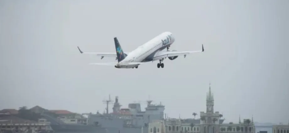Avião sai da pista no Aeroporto Santos Dumont no Rio de Janeiro