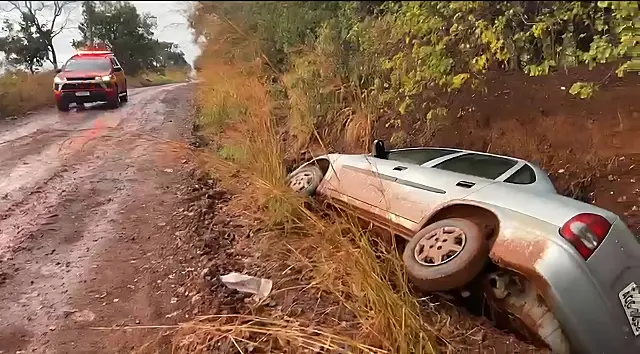 Capotamento em estrada de terra deixa quatro feridos em Terenos