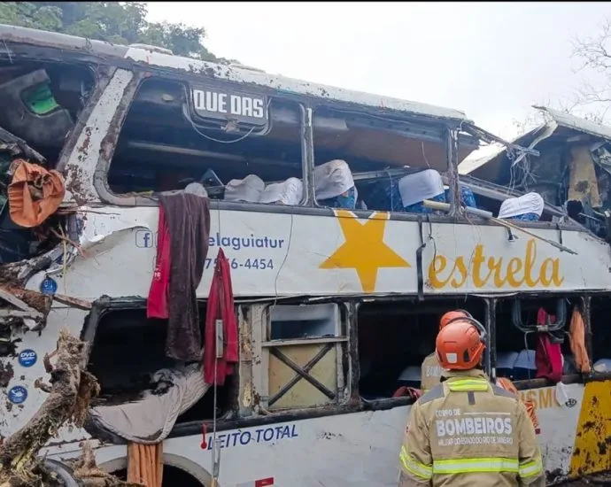 Acidente com ônibus em Petrópolis resulta em 10 mortes; ANTT diz que veículo não tinha autorização