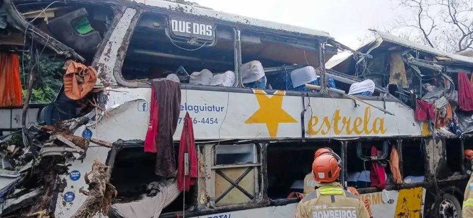 Acidente com ônibus em Petrópolis resulta em 10 mortes; ANTT diz que veículo não tinha autorização