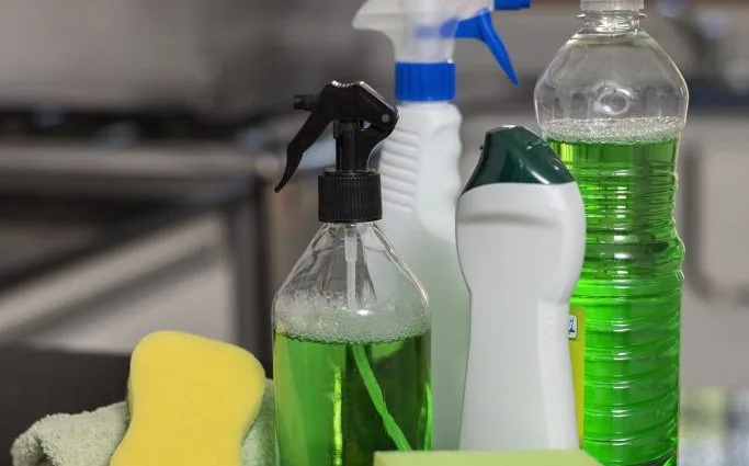 Anvisa proíbe 12 produtos de limpeza no Brasil