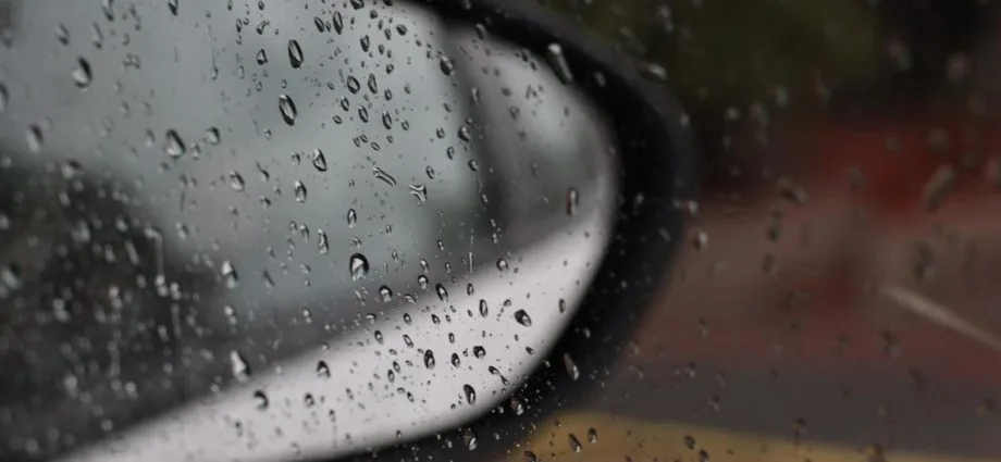 Mais de 90 mm de chuva no interior de MS causa destelhamentos e danos em estradas
